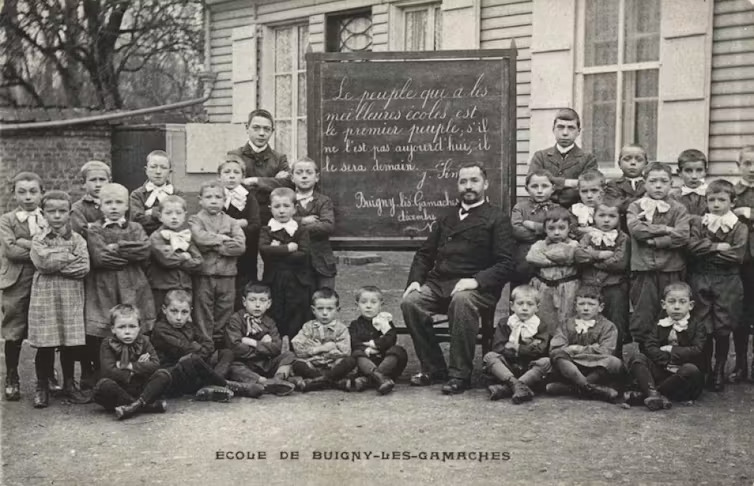 Photo de classe noir et blanc à l'ancienne 1906