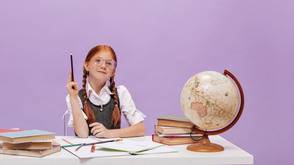 Portrait d'une élève pendant une séance de photographie scolaire