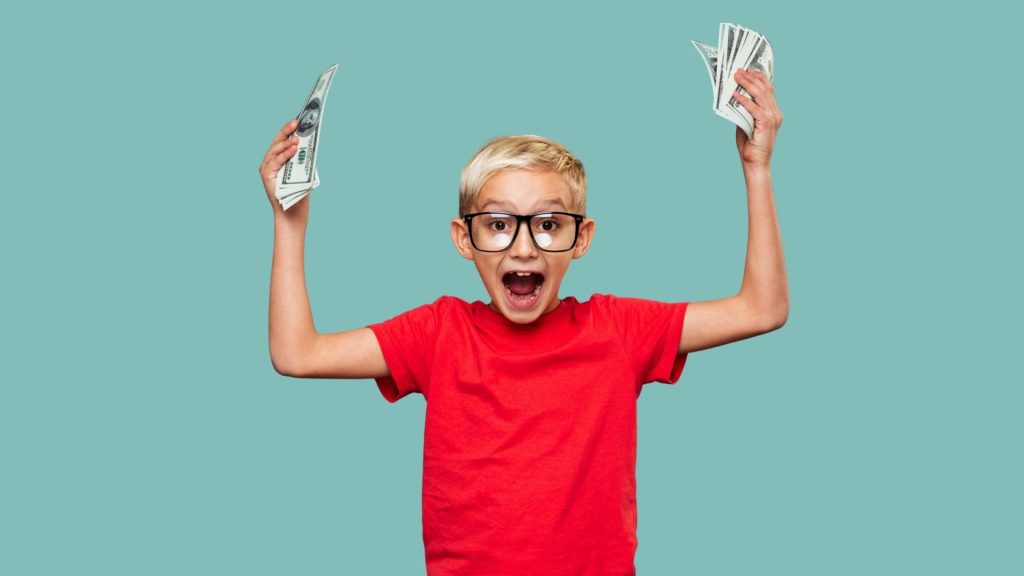 Portrait enfants tenant des billets en éventails dans les mains comme pour connaître le prix d'un photographe scolaire