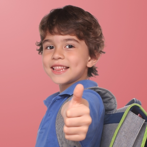 Photo scolaire d'une élève à son bureau