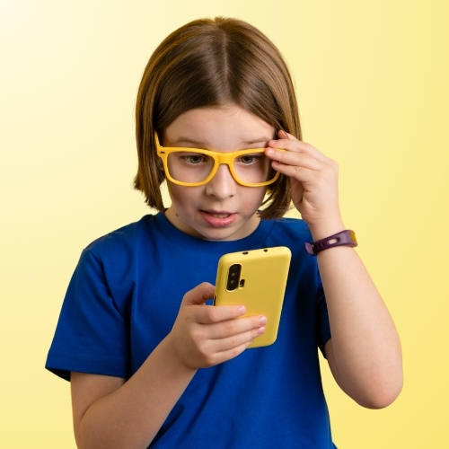 Photo scolaire d'une élève à son bureau